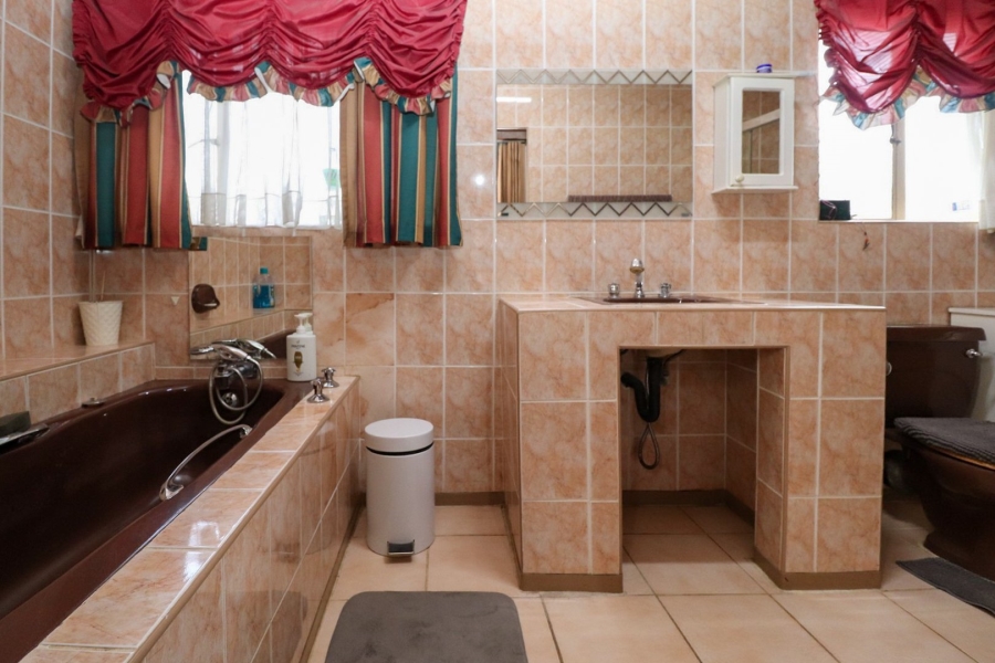 4 Bedroom Property for Sale in La Hoff North West